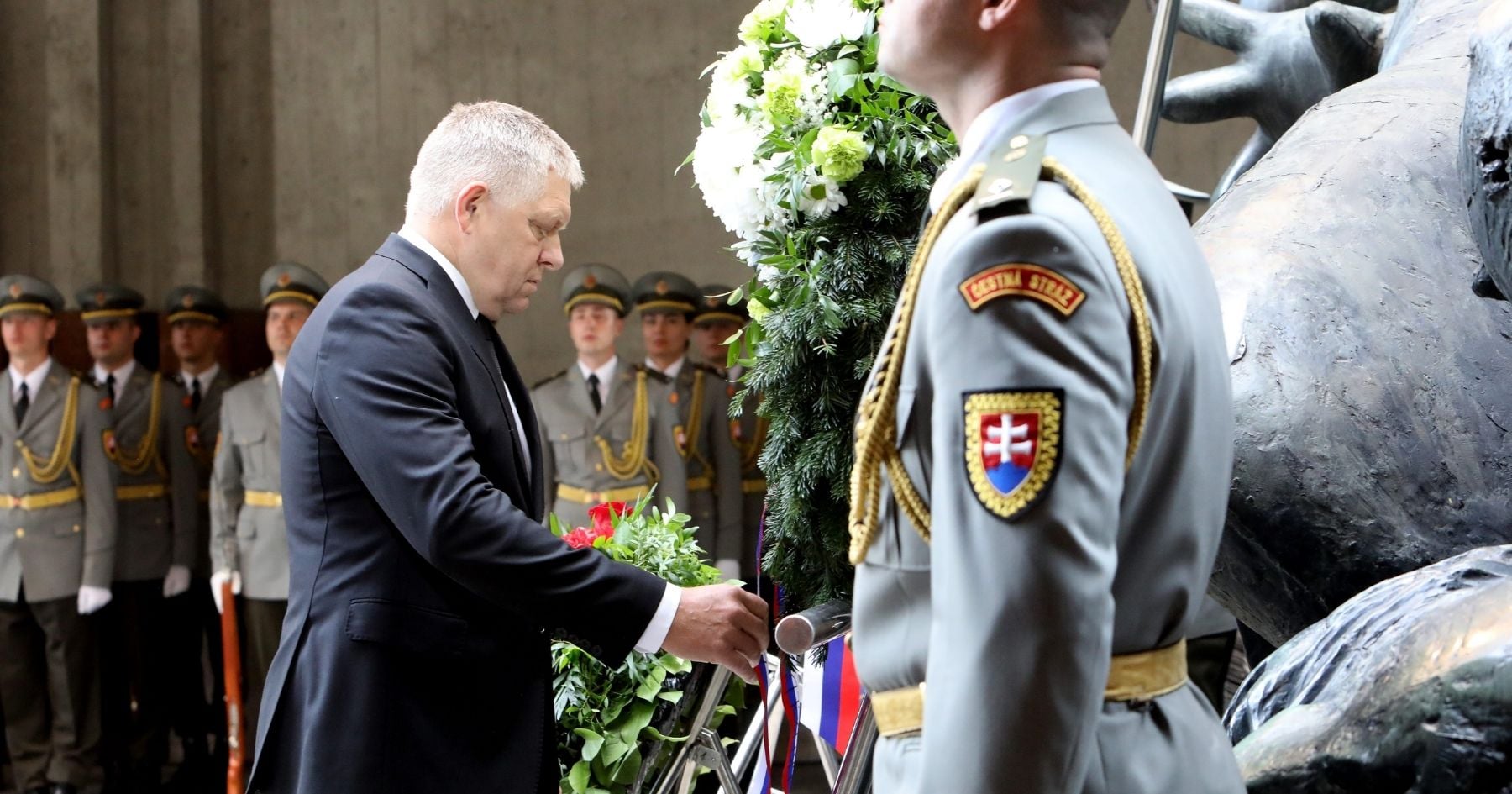 Premiér Fico kladie veniec pri oslavách SNP