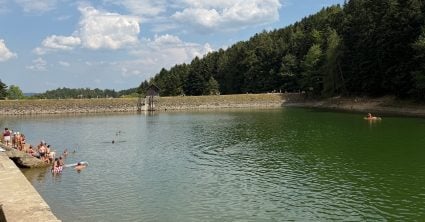 Vstup zadarmo a hranolčeky za 3,40 €: Boli sme sa kúpať na jednom z najkrajších jazier na Slovensku