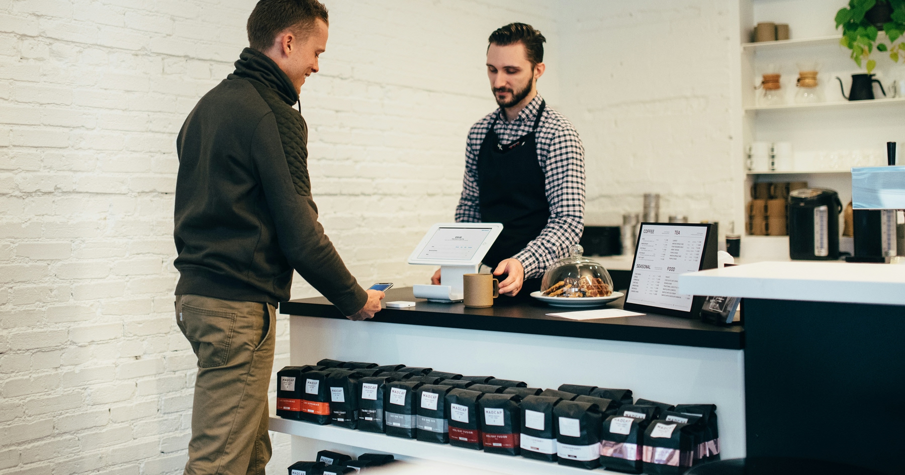 Zákazník a barista v kaviarni