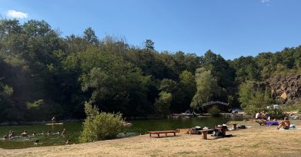 6 € za vstup a veľké pivo za 2,50 €: Kúpali sme sa na skrytom jazere a ochutnali „kúpaliskové“ gastro