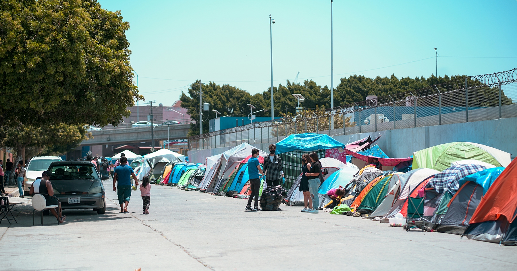Pohľad na migrantov prespávajúcich v stane na ulici
