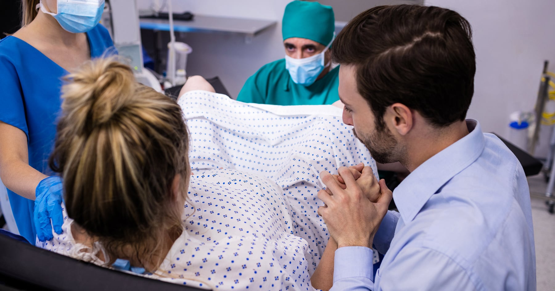 Žena, otec dieťaťa a doktor počas pôrodu