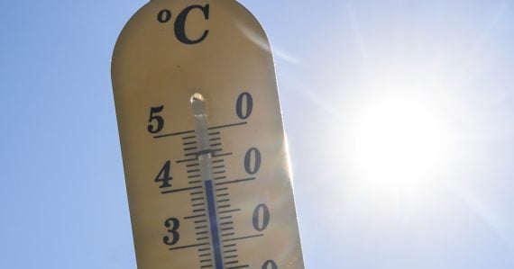 Teplomer ukazujúci vyše 40 stupňov Celzia