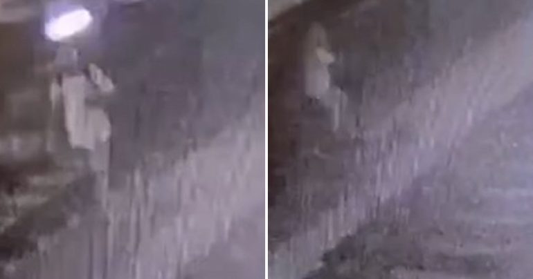Záber na zrážku muža s rušňom
