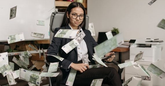 Žena s peniazmi