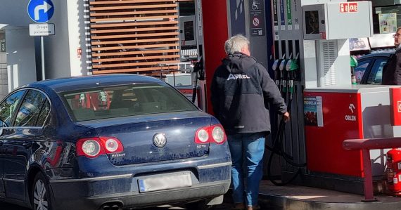 Muž tankuje na benzínke