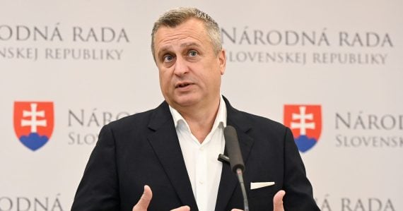Predseda SNS Andrej Danko počas tlačovej konferencie k predčasným voľbám