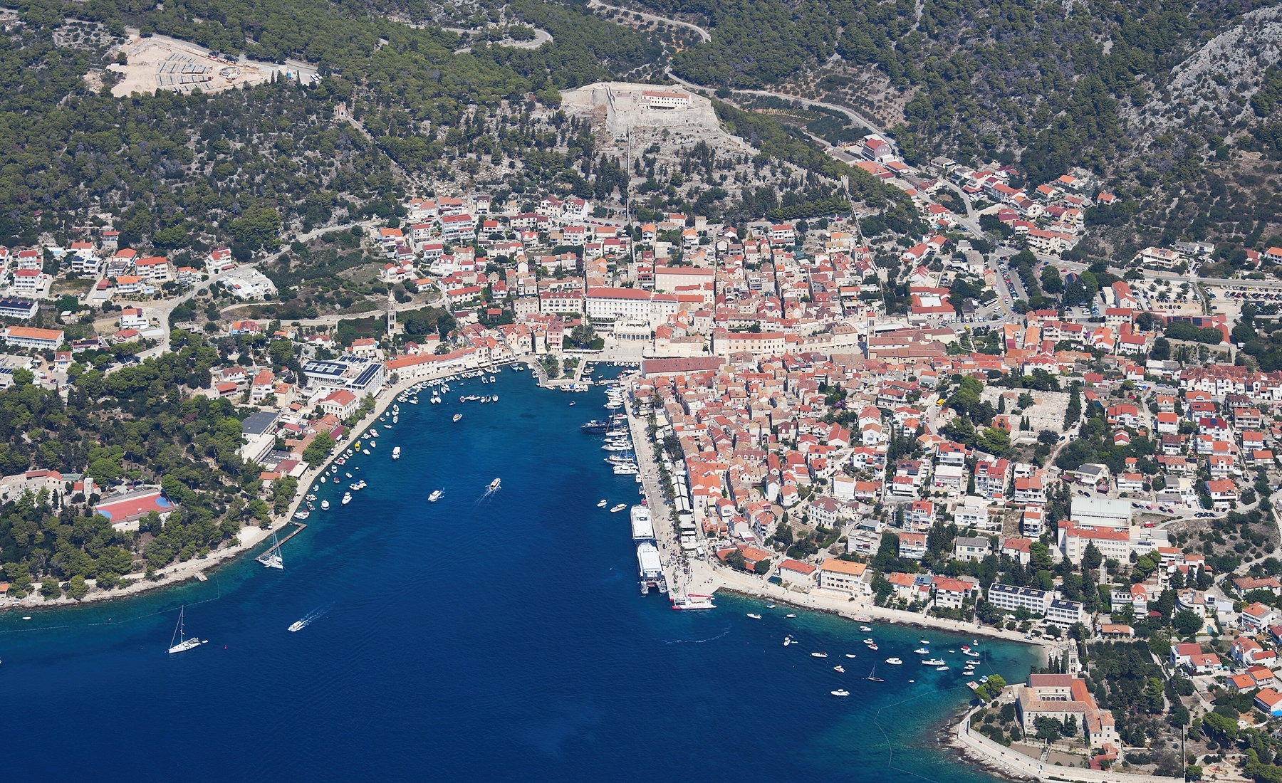 Ostrov Hvar z vtáčej perspektívy