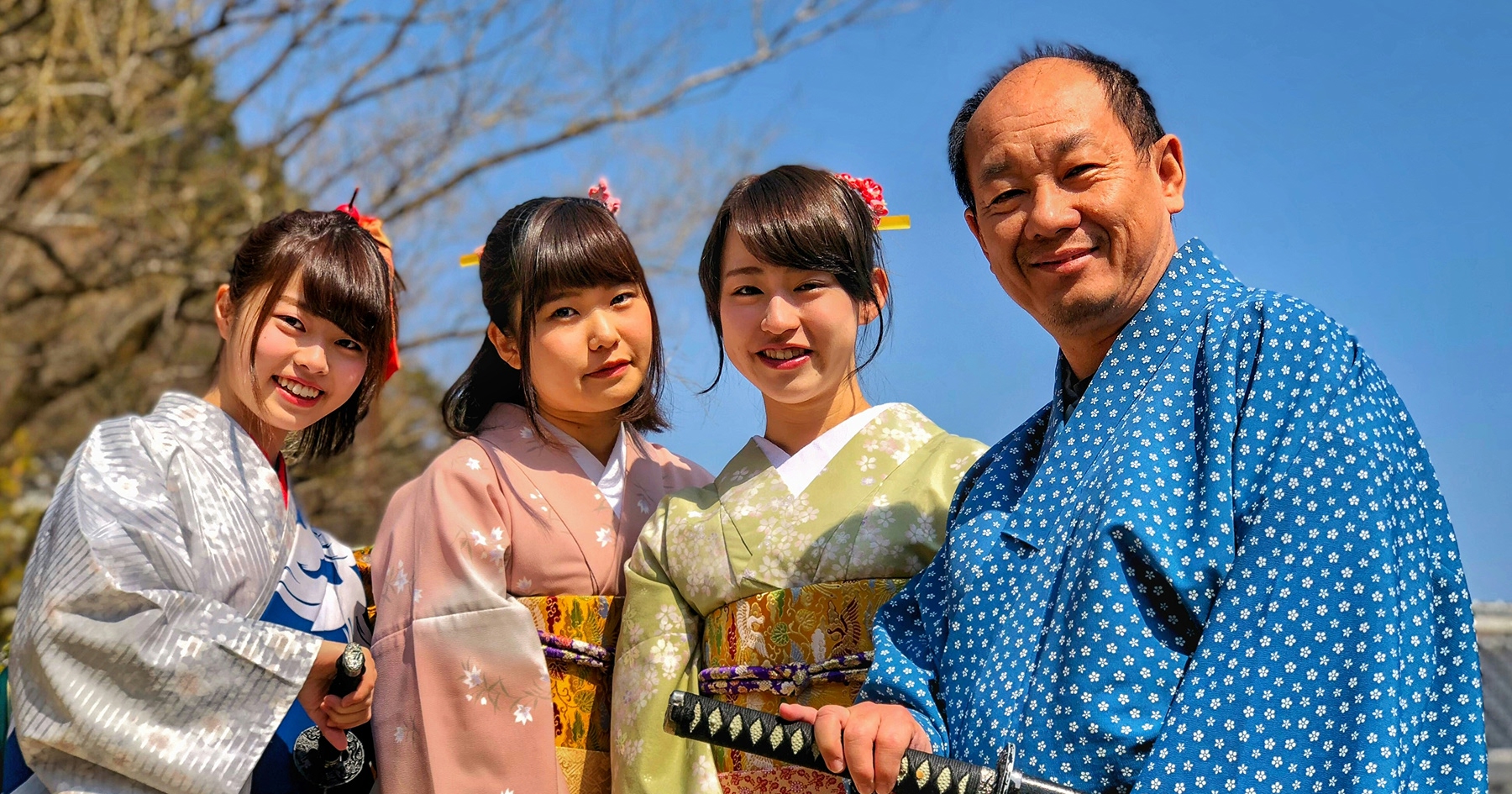 Deti a starší muž z Japonska