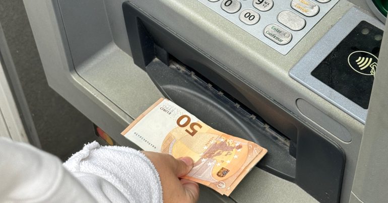 Výber peňazí z bankomatu