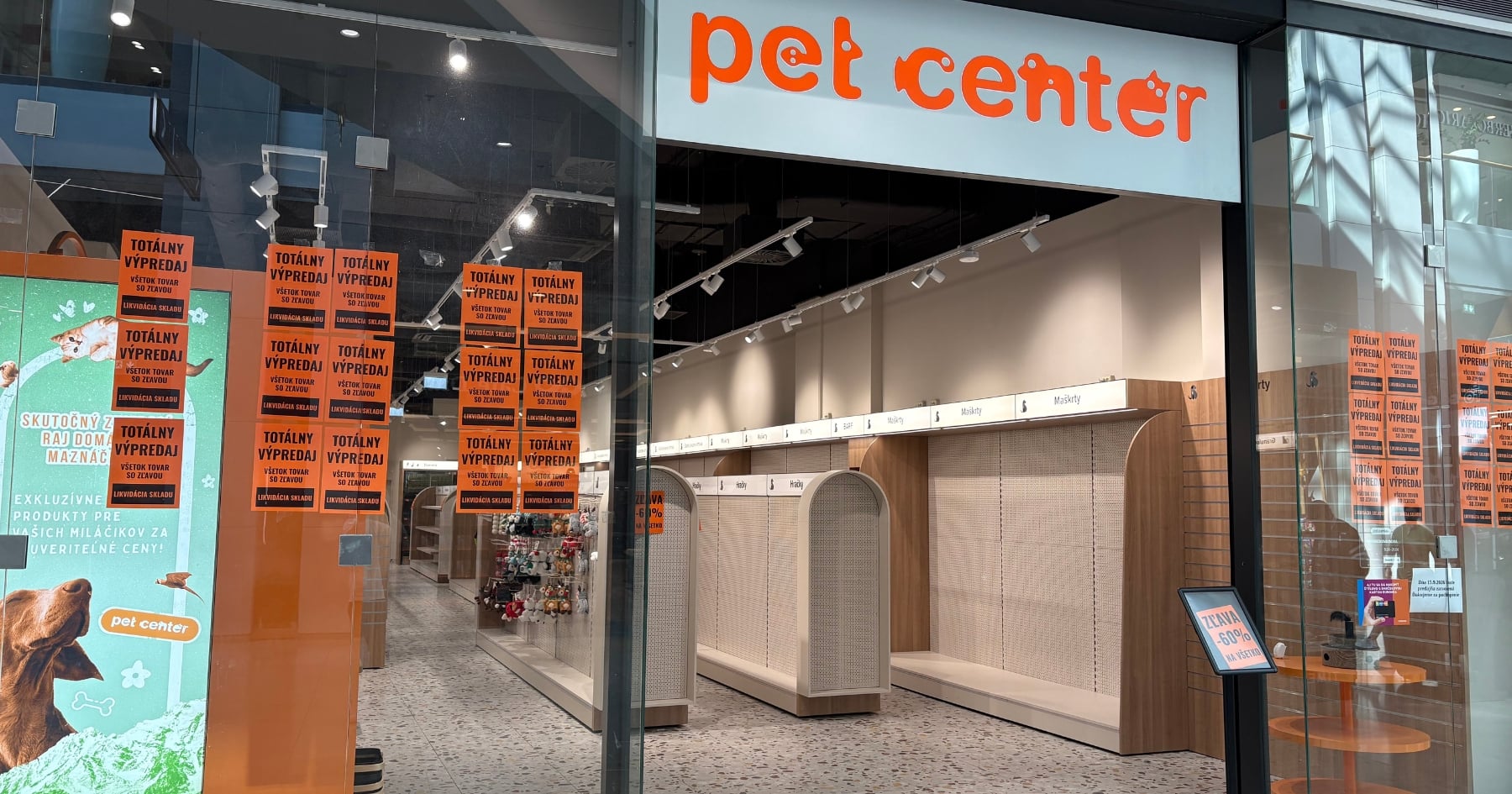 Prázdna predajňa PetCenter.