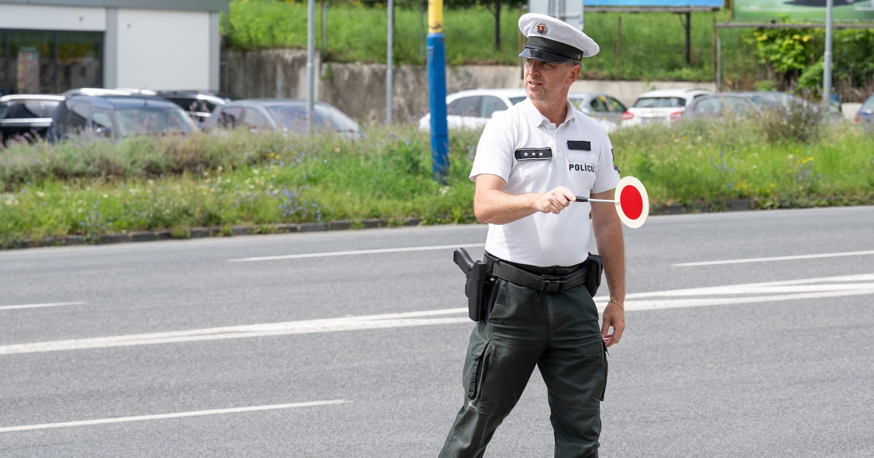 Policajt pri dopravnej kontrole