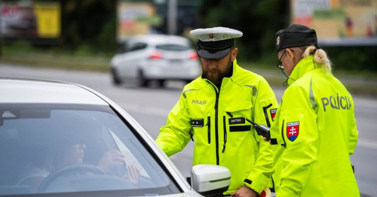 Policajti pri dopravnej kontrole