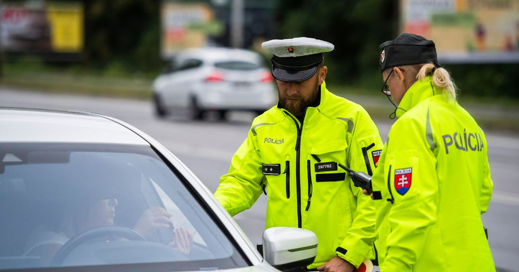 Policajti pri dopravnej kontrole