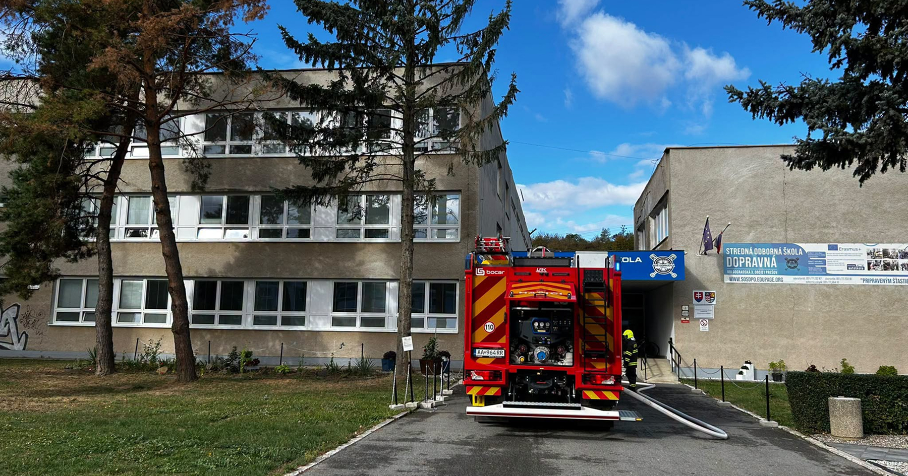 Hasiči pri zásahu na škole v Prešove