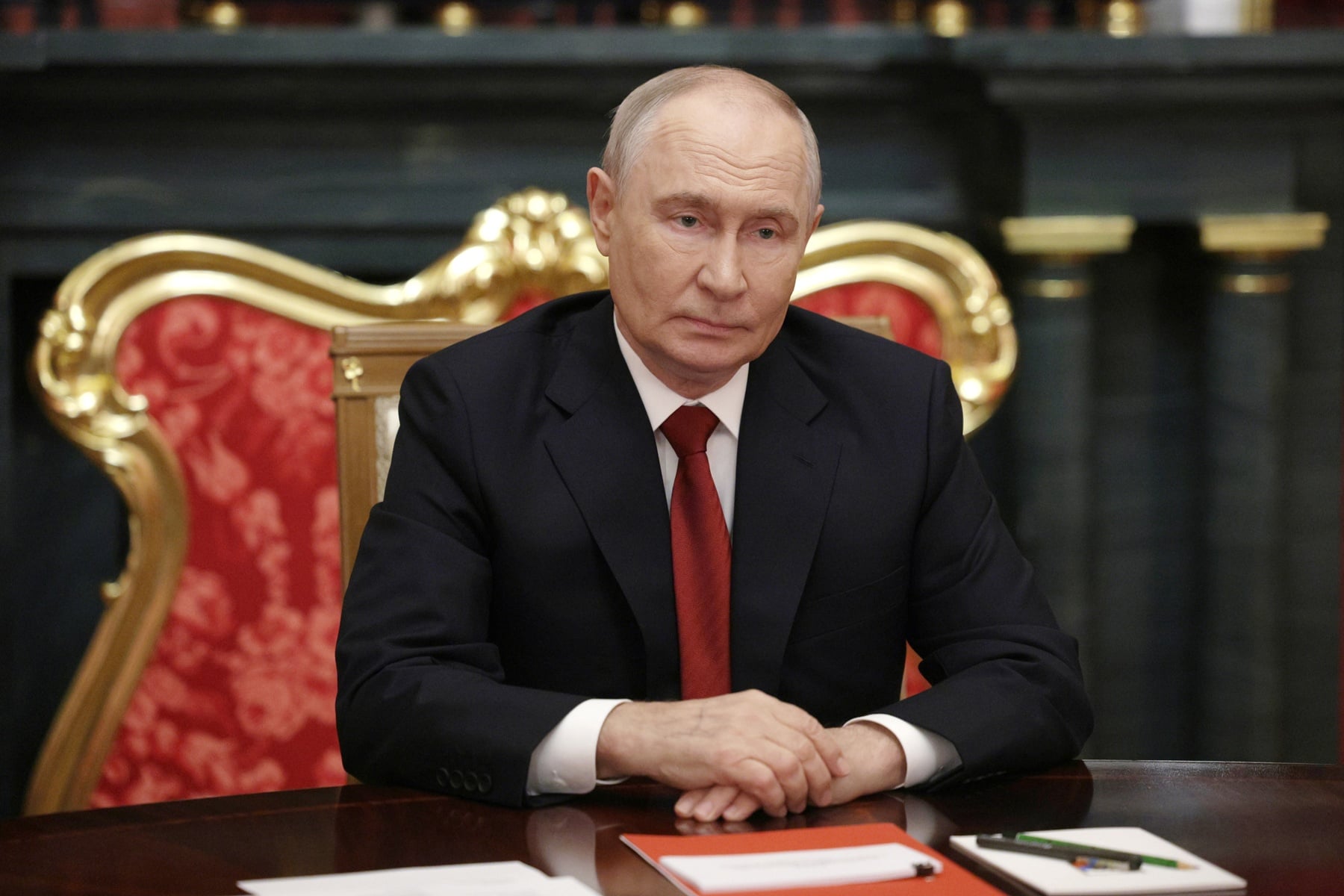 Putin na konferencii v kresle