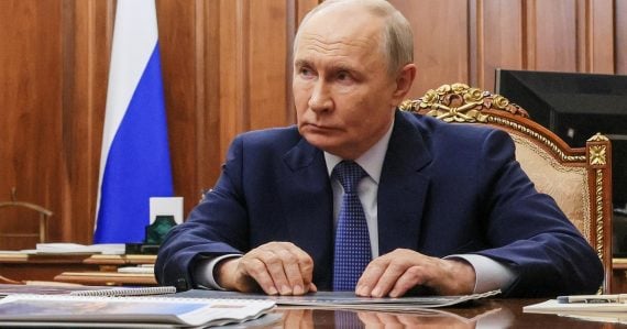 Putin na konferencii v kresle