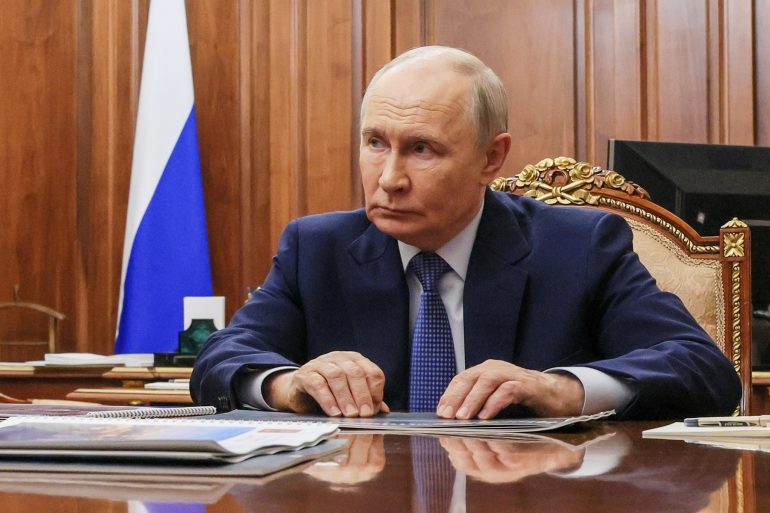 Putin na konferencii v kresle