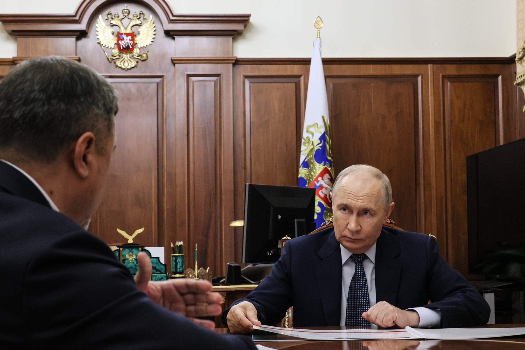Putin na konferencii v kresle