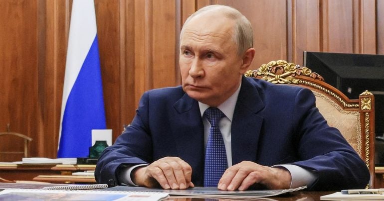 Putin na konferencii v kresle