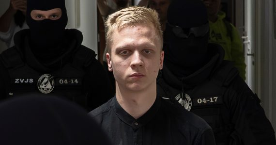 Na snímke obžalovaný Samuel S. prichádza v sprievode príslušníkov Zboru väzenskej a justičnej stráže