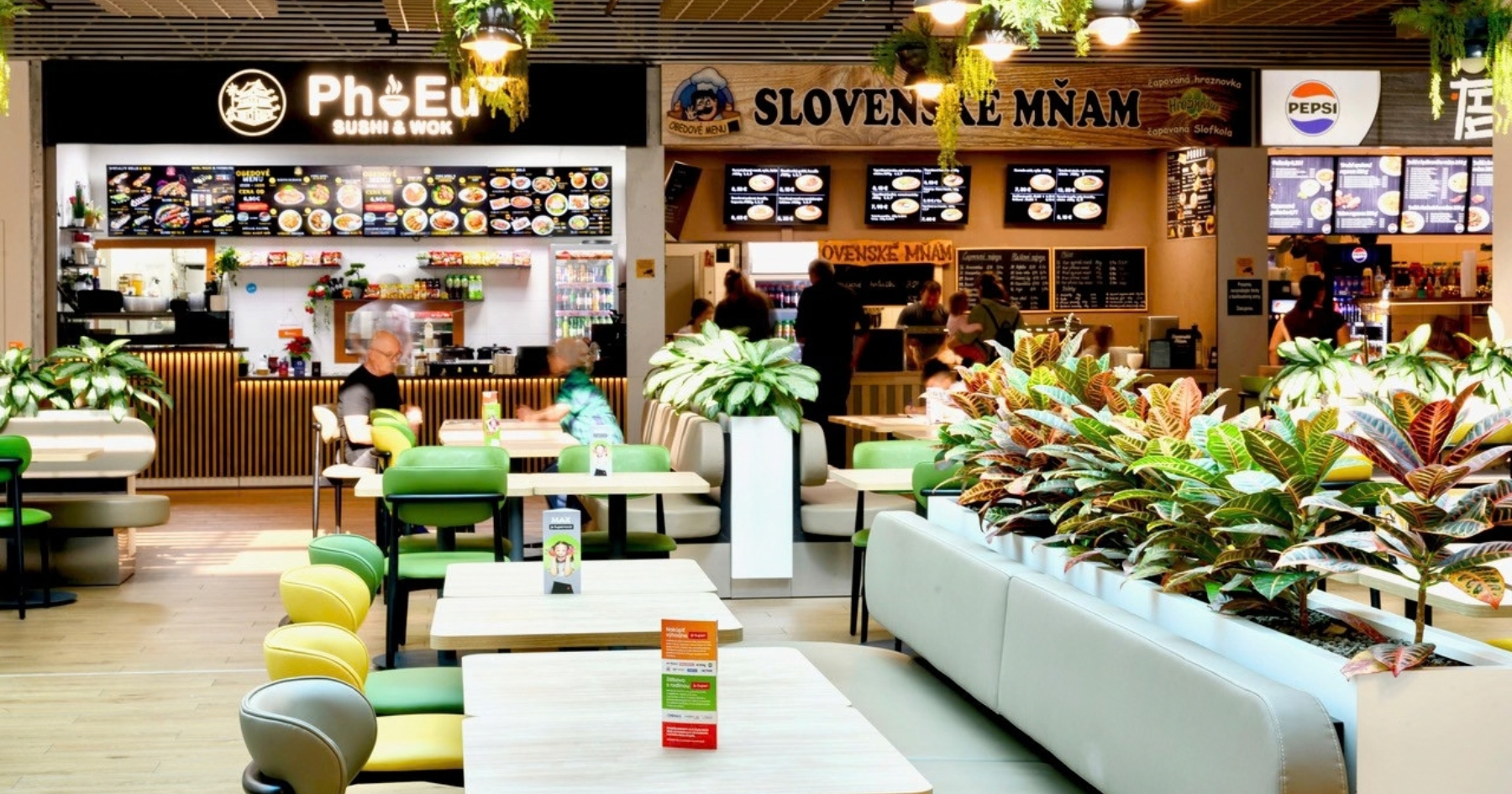 Foodcourt v nákupnom centre Supernova