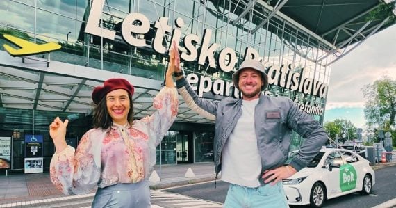 Dvojica influencerov pred letiskom v Bratislave