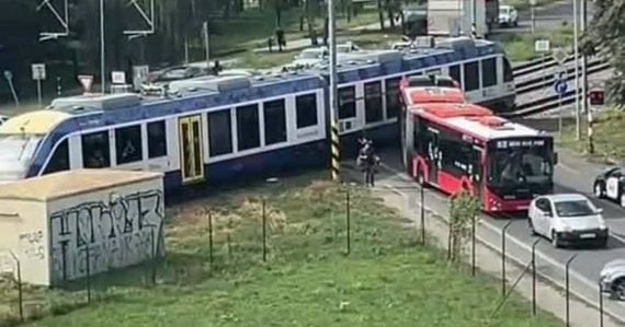 Pohľad na miesto zrážky vlaku a autobusu