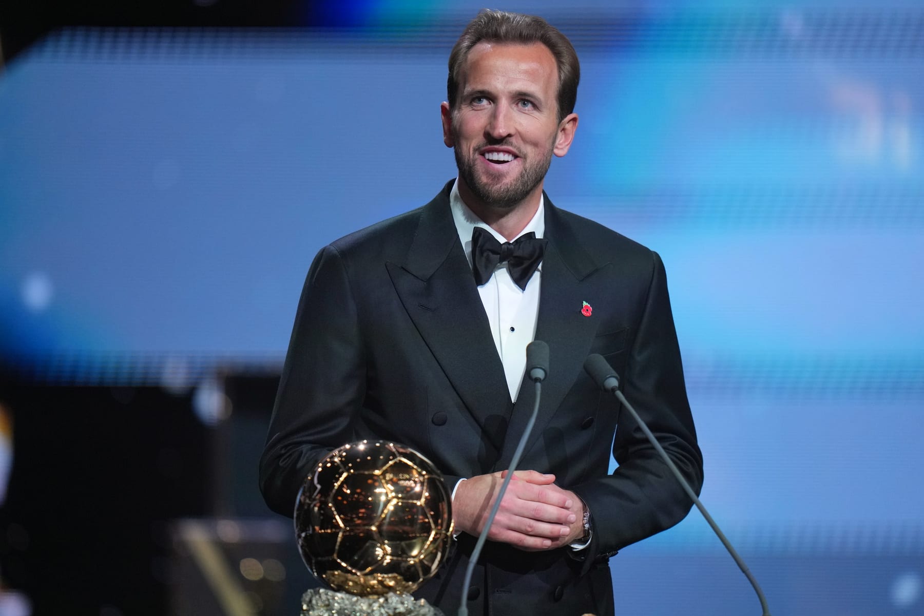 Anglický futbalista Harry Kane preberá trofej pre hráča roka na ceremoniáli Zlatá lopta v Londýne.