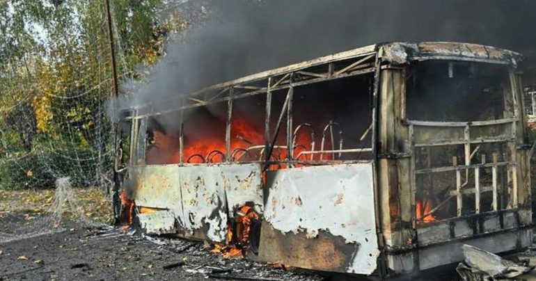 Zbombardovaný autobus MHD na Ukrajine
