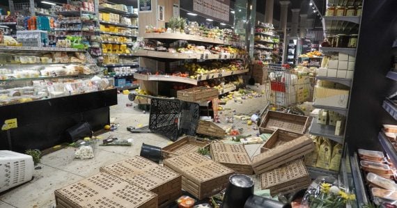 Zničený Carrefour v Taliansku