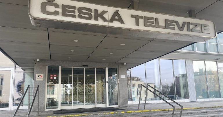 Hlavný vchod do budovy Českej televízie.