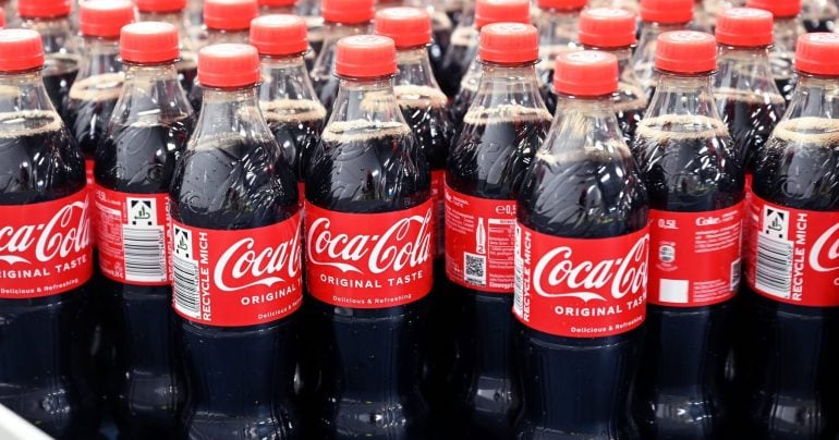 Fľaše Coca-Cola prepravujú pomocou pásu v závode v Mannheime