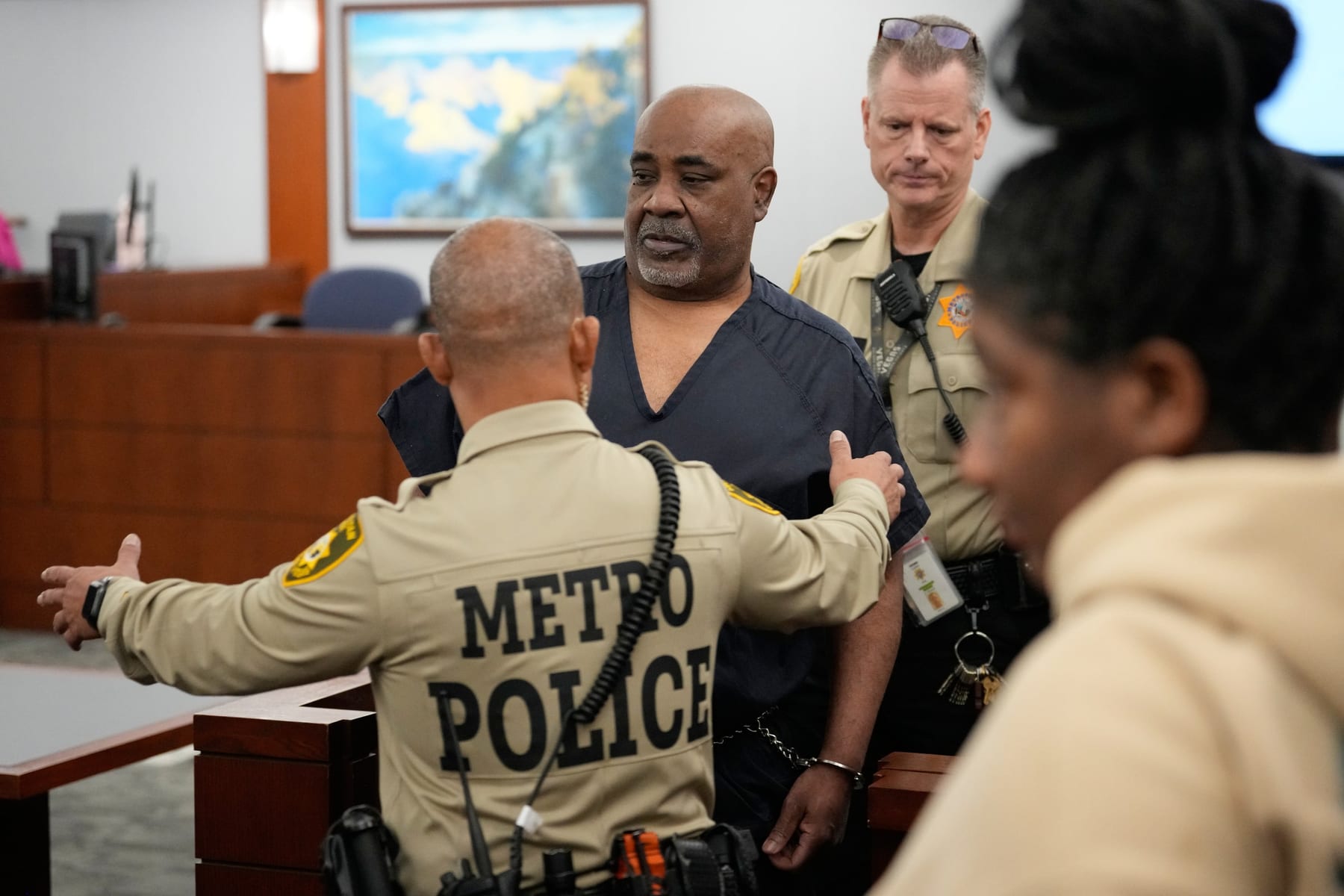 Duane Davis v sprievode polície po odsúdení za vraždu rapera Tupaca Shakura v Las Vegas.
