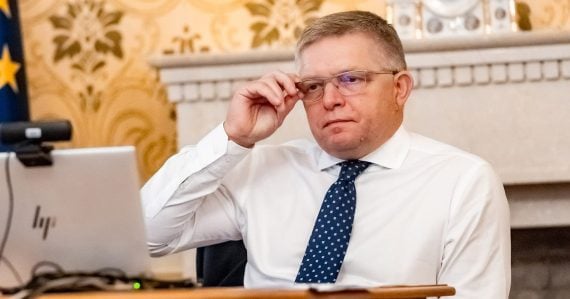 Predseda vlády SR Robert Fico počas videokonferencie skupiny Priateľov konkurencieschopnosti, na ktorej sa zúčastnilo 19 európskych lídrov, týždeň pred zasadnutím Európskej rady v Bruseli.