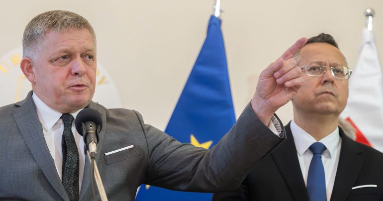 Premiér Fico a minister Kamenický na tlačovke