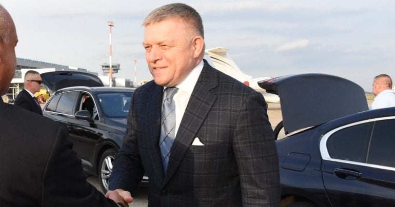 Premiér SR Robert Fico (Smer-SD) pred odletom na dvojdňový summit lídrov členských krajín Európskej únie (EÚ) na letisku M.R. Štefánika v Bratislave v stredu
