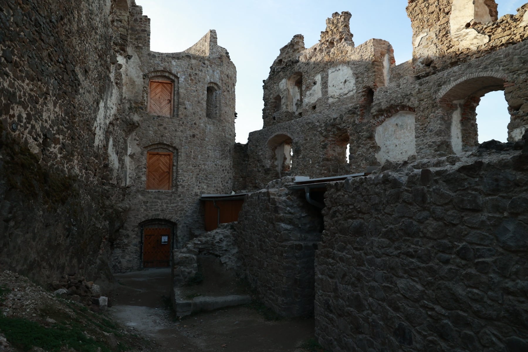 Hradné múry.