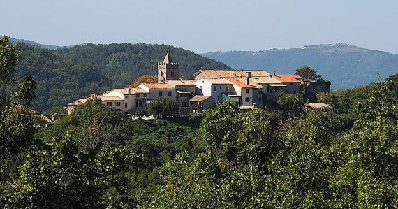 Pohľad na mesto Hum zdiaľky