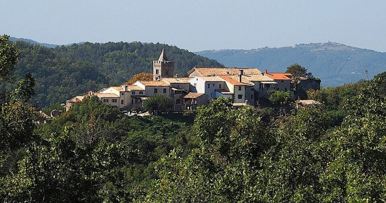 Pohľad na mesto Hum zdiaľky