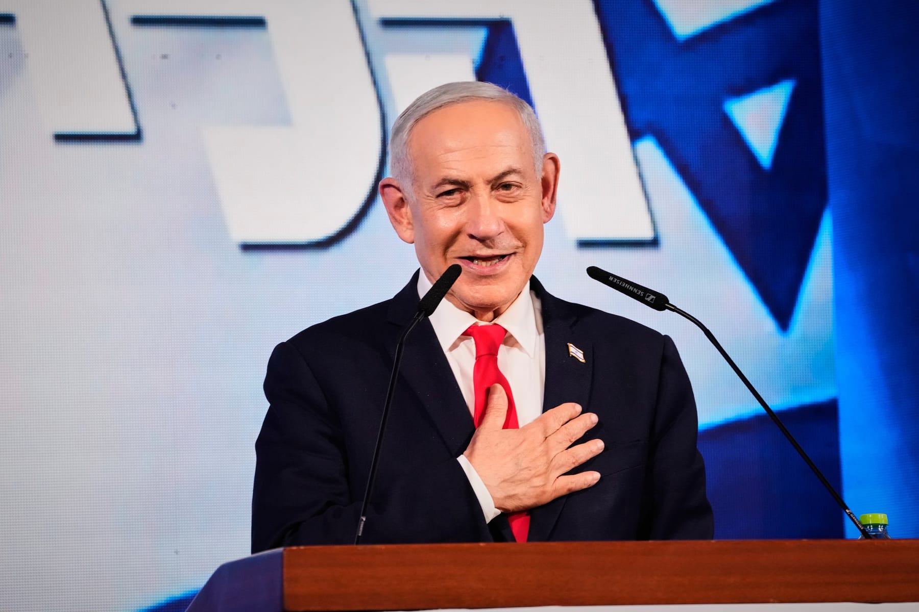 Izraelský premiér Benjamin Netanjahu reční pred podporovateľmi v sídle strany Likud v Jeruzaleme.