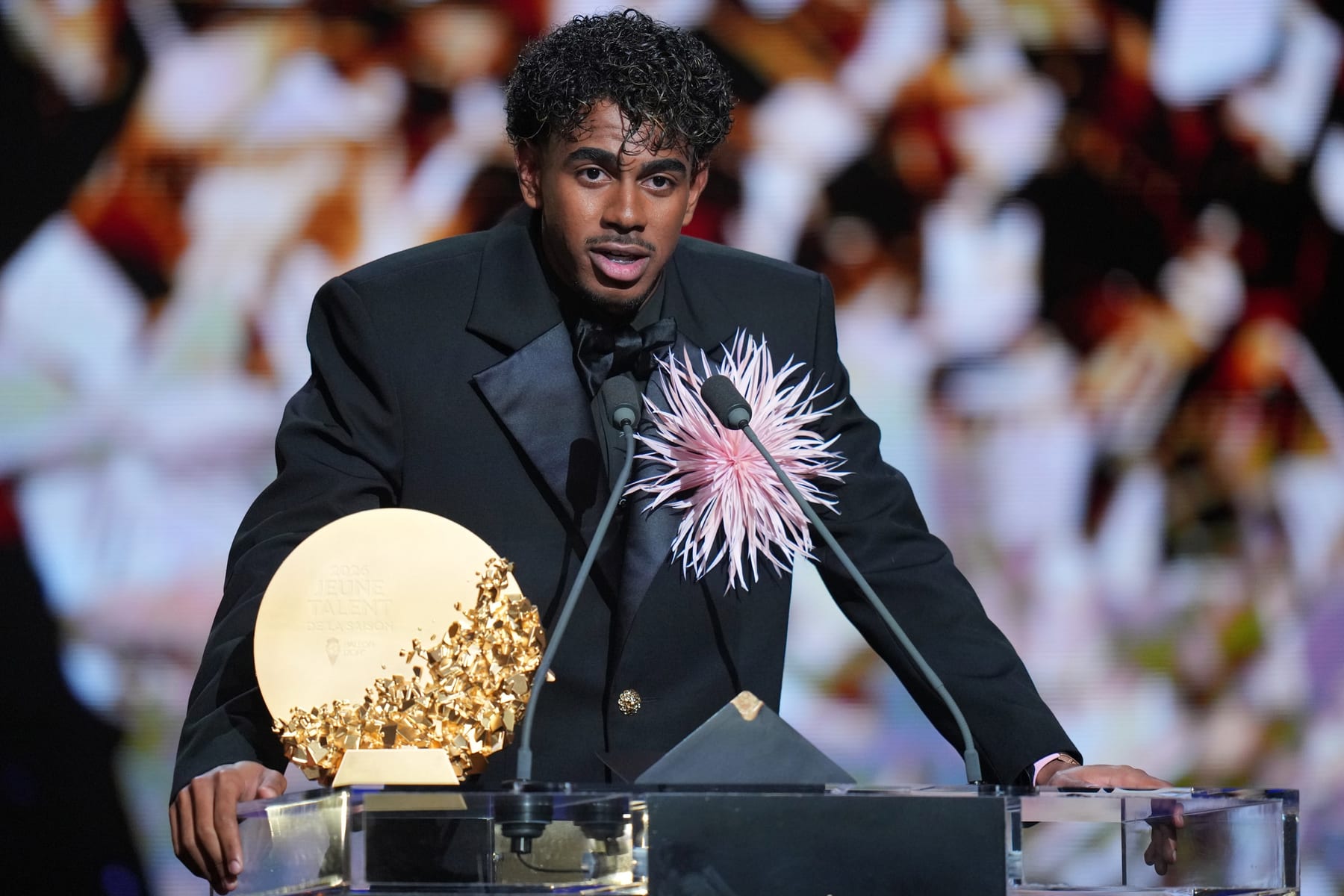 Lamine Yamal hovorí po získaní ceny pre najlepší mladý talent roka na ceremoniáli Zlatá lopta v Londýne.