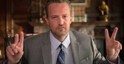 Piť začal v 14, na odvykačky minul 7 miliónov dolárov. Matthew Perry umrel pred 3 rokmi, Netflix zverejnil dokument