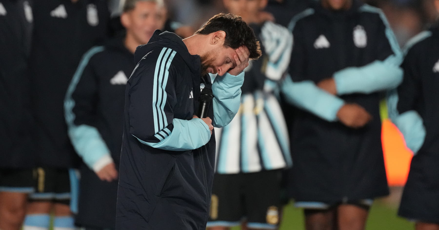 Messi počas emotívneho príhovoru