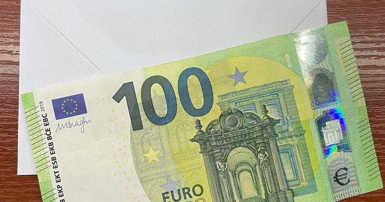 Stoeurová bankovka na bielej obálke