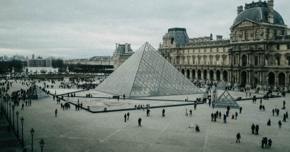 Ikonická sklenená pyramída v múzeu Louvre v Paríži počas dňa.