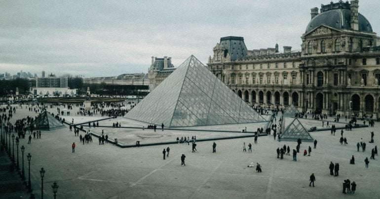 Ikonická sklenená pyramída v múzeu Louvre v Paríži počas dňa.