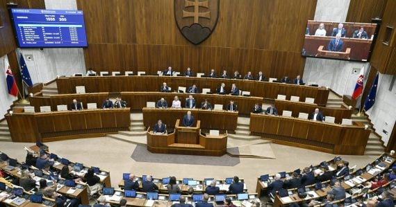 Poslanci sedia v rokovacej sále pred hlasovaním o štátnom rozpočte na rok 2027 počas 61. schôdze Národnej rady (NR) SR v Bratislave v stredu 14. októbra 2026