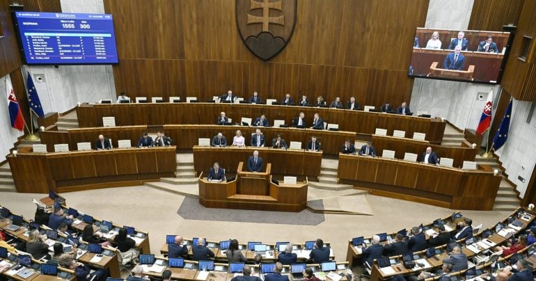 Poslanci sedia v rokovacej sále pred hlasovaním o štátnom rozpočte na rok 2027 počas 61. schôdze Národnej rady (NR) SR v Bratislave v stredu 14. októbra 2026