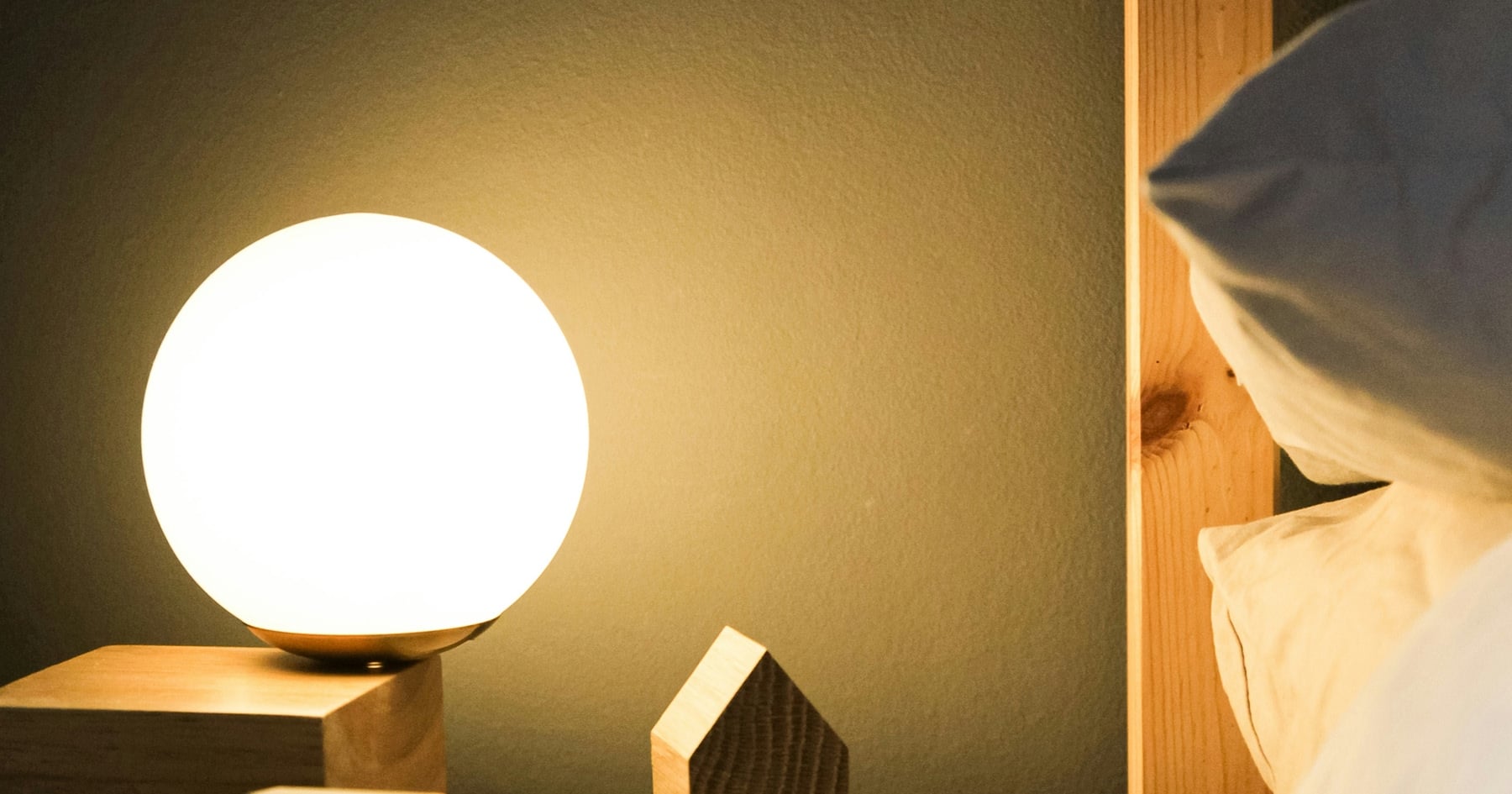 Lampa pri posteli